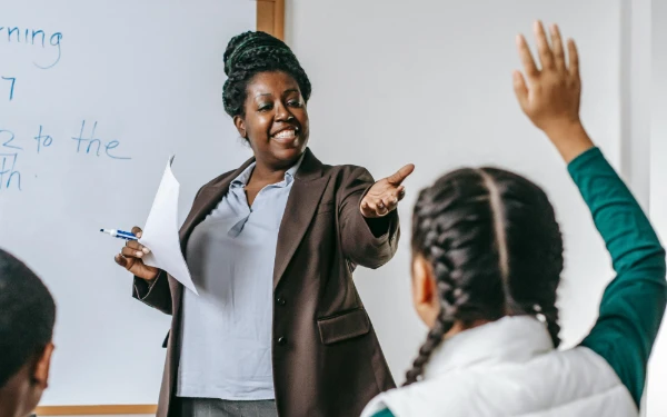 Thumbnail Berita - Pahlawan Tanpa Tanda Jasa! 5 Film Indonesia Ini Menggambarkan Epiknya Perjuangan Guru