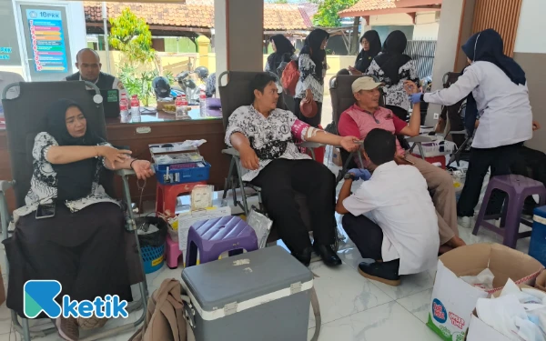 Guru di Petarukan Pemalang Peringati HUT ke-80 PGRI dengan Upacara dan Donor Darah