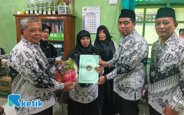 Thumbnail Berita - Momen Haru Hari Guru Nasional, PGRI Gresik Kunjungi Guru Sakit Stroke