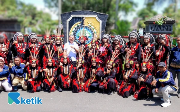 Thumbnail Berita - Pemerintah Kecamatan Ngunut  Usung Konsep Suku Dayak dalam Baris Kreasi Ketandan