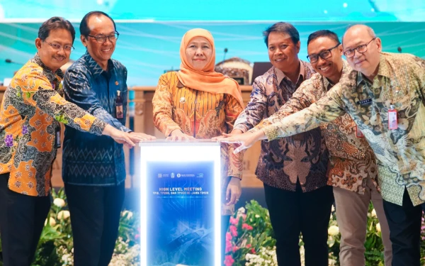 Thumbnail Berita - Jelang Nataru dan Ramadan, Khofifah Kerahkan TPID–TP2DD–TP2ED Kendalikan Inflasi dan Jaga Ekonomi Jatim