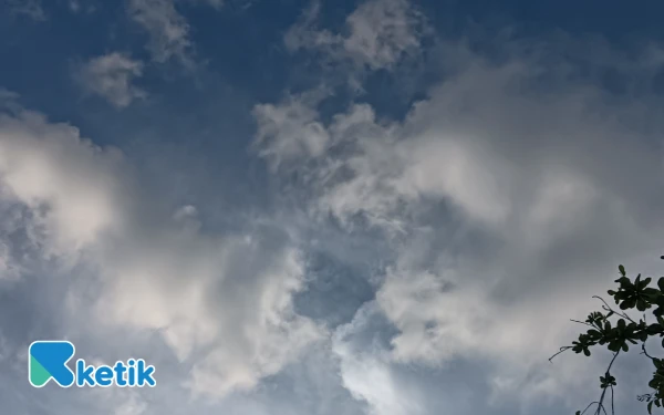 Thumbnail Berita - Cuaca Kota Surabaya 26 November 2025 Diprakirakan Hujan Ringan, Jember Hujan Petir