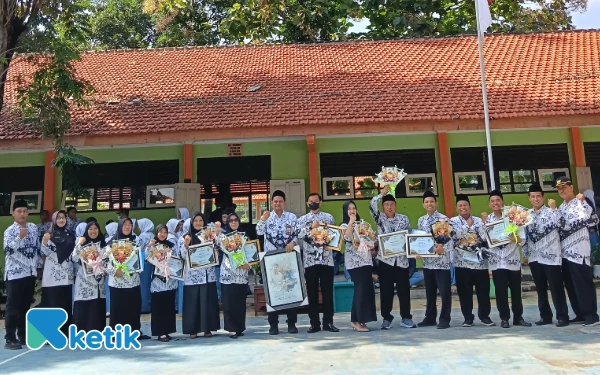 Momen Hari Guru Nasional 2025, SMAN 1 Gondangwetan Pasuruan Berikan Penghargaan kepada Kasek-Guru