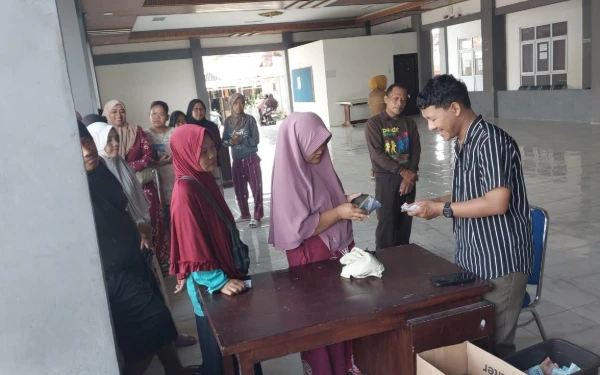 Thumbnail Berita - Warga Pekalongan Timur Sambut Meriah Pasar Minyak Goreng Bersubsidi