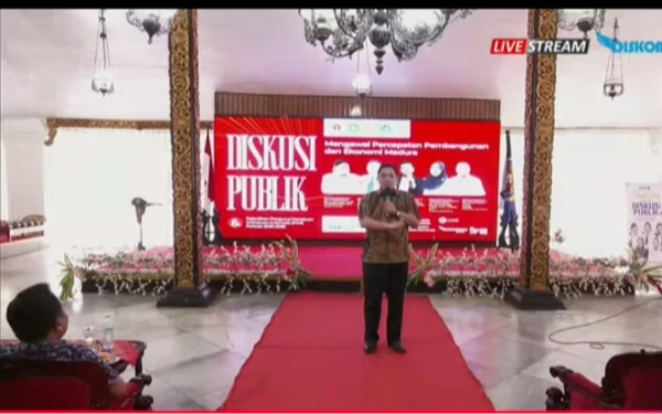 Profesor Achsanul Qosasi ; Tokoh Masyarakat Madura yang Pro Rakyat Kecil