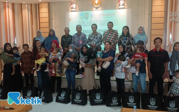 Thumbnail Berita - Pemprov Jatim Salurkan 200 Paket Makanan Bergizi untuk Balita Trenggalek