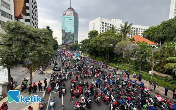 Thumbnail Berita - Ribuan Buruh Jatim Gelar Demo di Grahadi, Tuntut UMP 2026 Naik