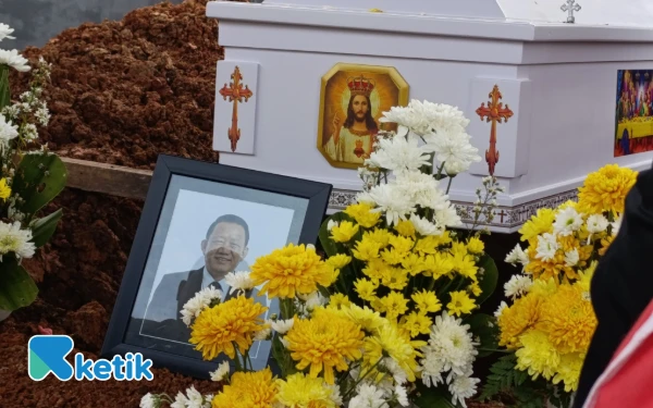 Thumbnail Berita - Duka Mengiringi Pemakaman Korban Perampokan Darma Kusuma, Keluarga: Palembang Tak Aman selama Pelaku Bebas