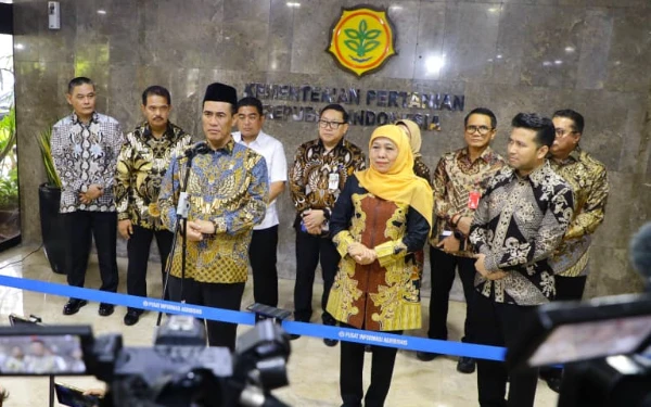 Thumbnail Berita - Khofifah dan Wagub Emil Temui Menteri Pertanian, Tegaskan Jatim Siap Kawal Program Strategis Nasional