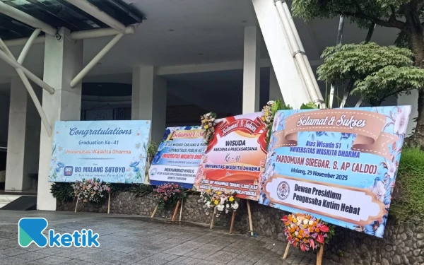 Thumbnail Berita - Karangan Bunga dari Pejabat hingga Pengusaha Hiasi Wisuda Universitas Waskita Dharma Malang