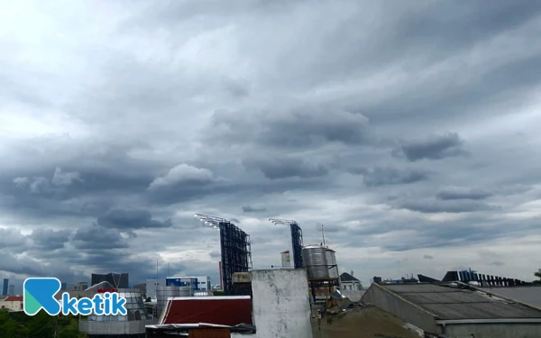 Thumbnail Berita - Kota Surabaya dan Sampang Diprediksi Hujan Ringan Hari Ini! Cek Daerahmu Sekarang