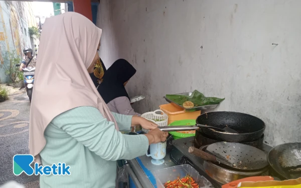 Thumbnail Berita - Hanya Rp5 Ribu! Martabak Telur Legendaris Malang Ini Bertahan Sejak 80-an dengan Isian Super Tebal