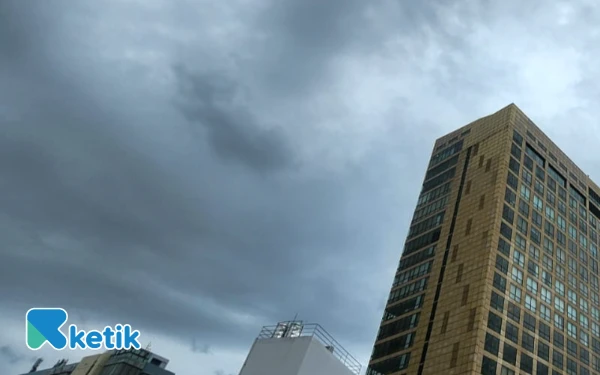 Thumbnail Berita - Cuaca Kota Surabaya 30 November 2025 Diprakirakan Hujan Ringan, Banyuwangi Berkabur