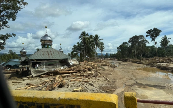 Thumbnail Berita - Gunakan Pendekatan Fisika, Kreator Konten Bongkar Klaim Pejabat Kemenhut Soal Kayu Hanyut di Banjir Sumatera