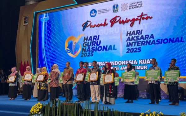 Thumbnail Berita - Hari Guru Nasional 2025 Jatim, Khofifah Beri Penghargaan untuk Enam Guru Inspiratif