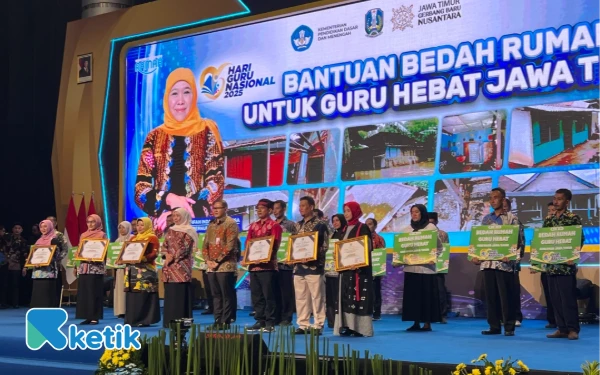 Thumbnail Berita - Kado Istimewa dari Gubernur Jatim, 20 Guru Dihadiahi Bedah Rumah!