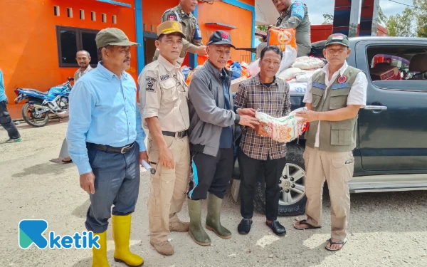 Wabup Aceh Singkil Serahkan Bantuan Masa Panik Korban Banjir dan Longsor