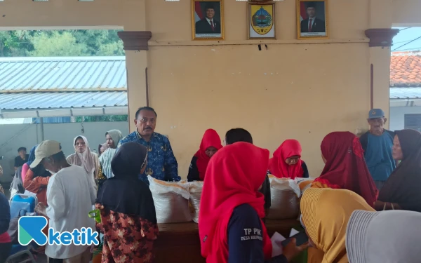 Penyaluran Bantuan Pangan di Desa Kalirandu Pemalang, 887 KPM Terima Beras dan Minyak Goreng