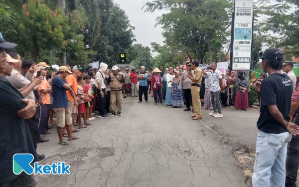 Ratusan Warga Geruduk Balai Desa, Sekdes Padek Ulujami Pemalang Lepas Jabatan Setelah Aksi Kedua