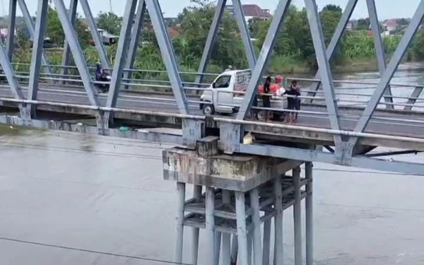 Heboh! Limbah Diduga Sisa Pemotongan Ayam Dibuang di Sungai Brantas Jombang Terekam Drone Warga