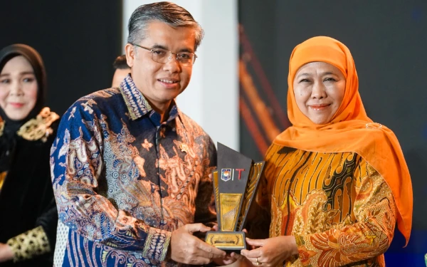 Thumbnail Berita - Pemprov Jatim Raih Penghargaan Penyerapan Tenaga Kerja dengan Fiskal Tinggi dari Mendagri