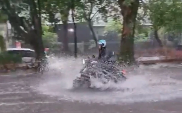 Diguyur Hujan Lebat, Beberapa Titik di Kota Malang Dilanda Banjir hingga Tanah Longsor