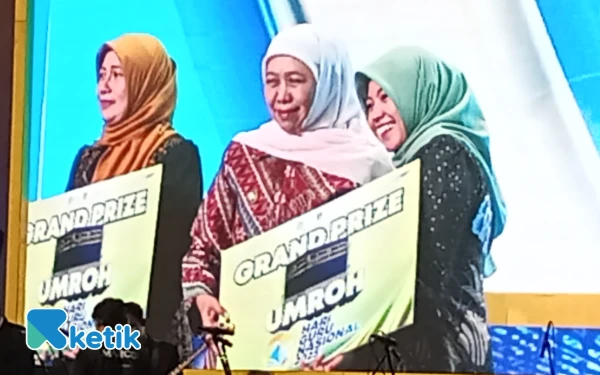 Thumbnail Berita - Beruntung! 4 Guru Jatim Dapat Paket Umroh Gratis dari Khofifah di Hari Guru Nasional 2025