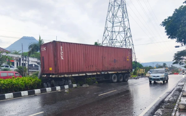 Rem Blong Penyebab Truk Kontainer Tabrak Taman Sultan Agung Kota Batu
