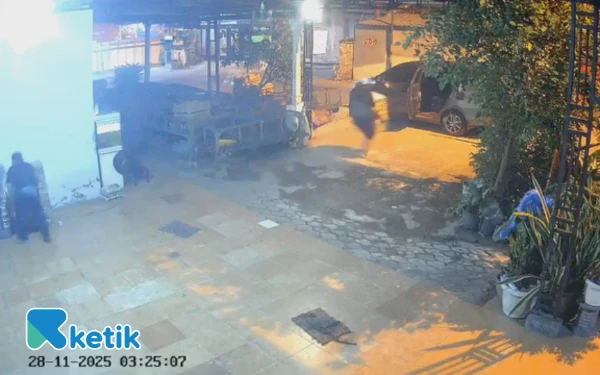 Maling Bermobil Curi Ribuan Telur Bebek di Mojosari Mojokerto Terekam CCTV