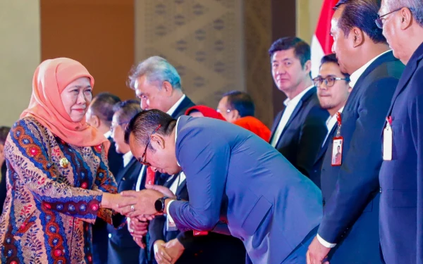Thumbnail Berita - Gubernur Khofifah Kukuhkan 51 Anggota Forum Industri Hijau Jatim, Dorong Transformasi ke Blue Industry 2025–2027