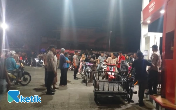 Thumbnail Berita - Pastikan BBM Tepat Sasaran, Polsek Babahrot Jaga Ketertiban Antrean di SPBU
