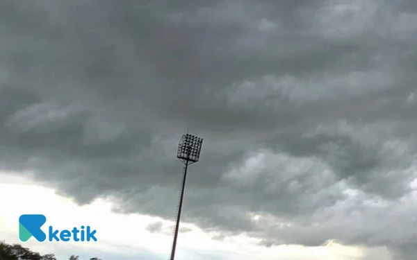 Thumbnail Berita - Kota Surabaya dan Kabupaten Mojokerto Diprediksi Hujan Petir Hari Ini! Cek Daerahmu Sekarang