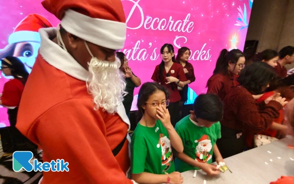 Thumbnail Berita - Seru! Anak-Anak Disabilitas Riang Gembira, Hias Kaus Kaki Natal Bersama Santa Claus