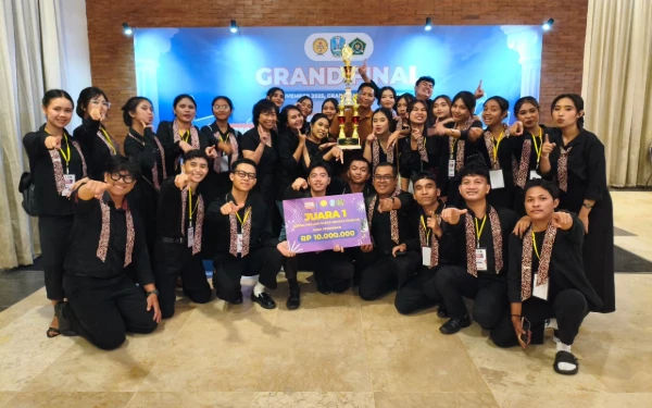 Thumbnail Berita - Paduan Suara Unitri Ukir Prestasi, Bawa Pulang Piala Gubernur Pesparawi se-Jatim