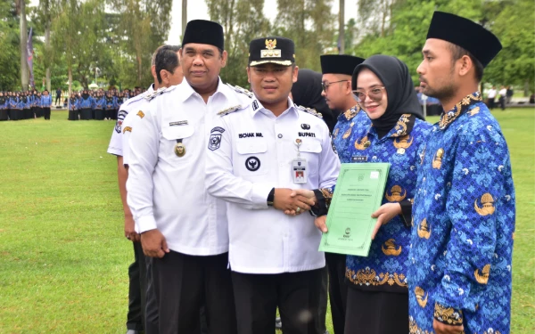 Thumbnail Berita - Pemkab Tegal Angkat Ribuan Honorer Jadi PPPK Paruh Waktu, Solusi Tepat Hindari PHK Massal