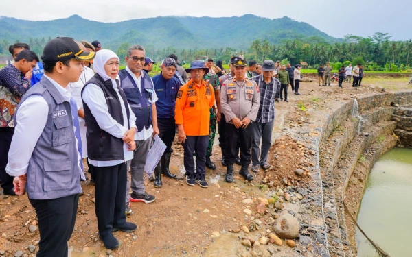 Thumbnail Berita - Tuntas 100 Persen! Khofifah Pastikan Pembangunan Tanggul Bronjong Trenggalek Senilai Rp15,85 Miliar Selesai