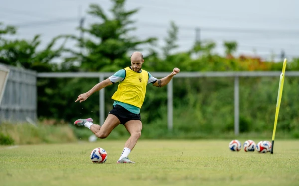 Thumbnail Berita - 2 Bulan Fokus Pemulihan Cedera, Risto Mitrevski Kembali Gabung Persebaya