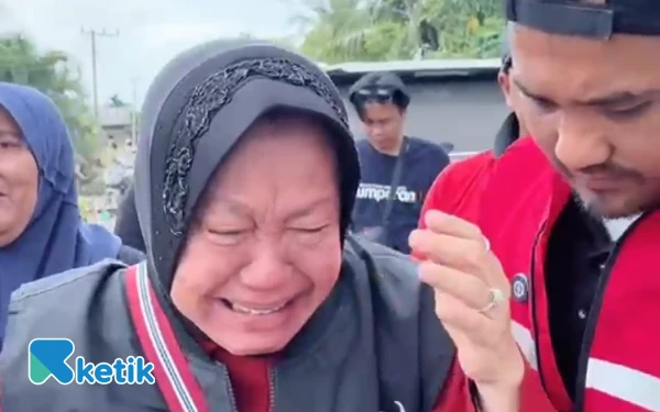 Tangis Tri Rismaharini Pecah, Tak Kuasa Melihat Bayi Korban Banjir Aceh Minum Air Berlumpur