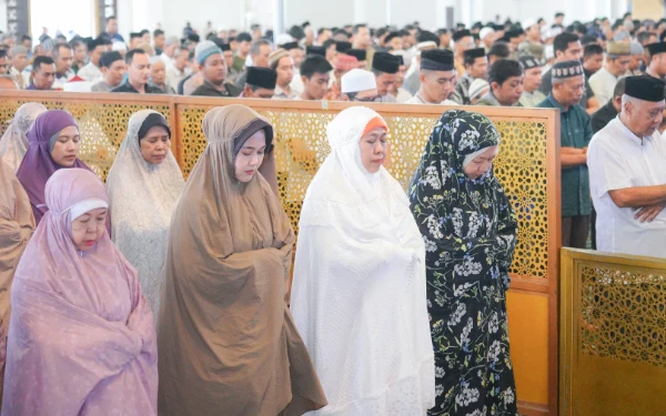 Thumbnail Berita - Gubernur Khofifah dan Masyarakat Jatim Gelar Shalat Ghaib di Masjid Nasional Al-Akbar Surabaya untuk Korban Bencana Sumatera