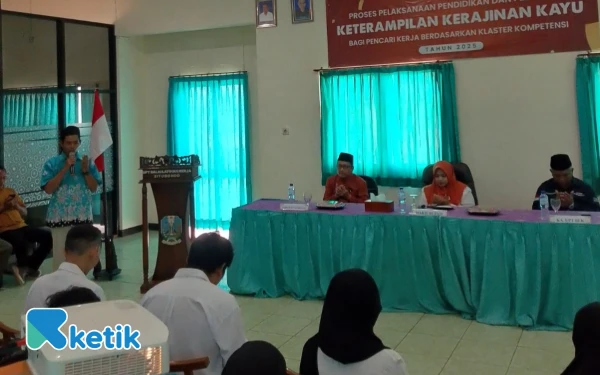 Thumbnail Berita - Wabup Situbondo: Pelatihan Kerajinan Kayu dan Make-Up Artist Yang Digelar Disnaker Langkah Mengurangi Angka Pengangguran Terbuka