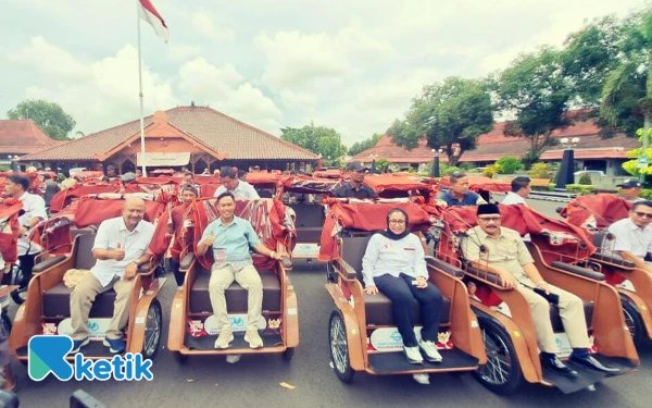 Thumbnail Berita - David Ishaq dan Suyatno Sampaikan Terima Kasih kepada Presiden Prabowo atas Becak Listrik Gratis