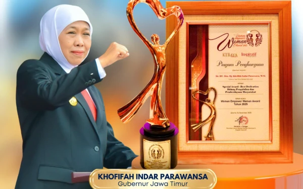 Thumbnail Berita - Khofifah Raih Woman Empower Woman Award 2025, Tekankan Penguatan Ekonomi Perempuan Jatim