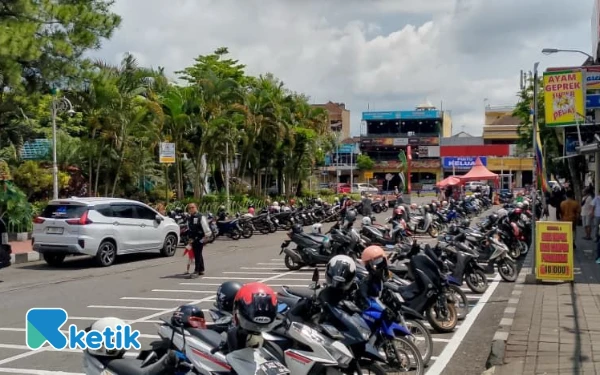 Thumbnail Berita - Gate Parkir Dipasang, Jukir Alun-alun Kota Batu Was-Was Bakal Tersingkirkan