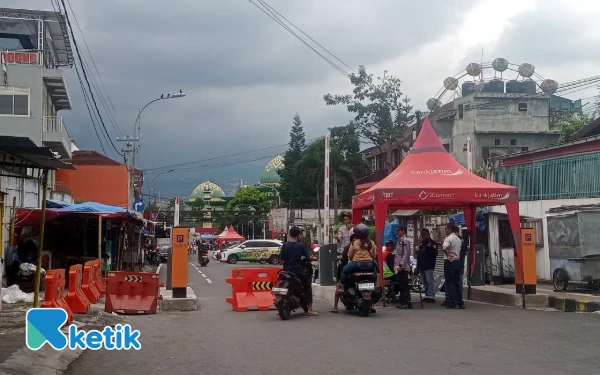 Thumbnail Berita - Ramai Penolakan! Portal Parkir di Jalan Umum Alun-alun Kota Batu Dinilai Menyusahkan Masyarakat Sekitar
