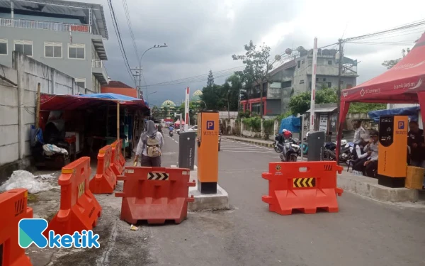 Thumbnail Pedagang Lansia Alun-alun Kota Batu Terimbas Gate Parkir: Lapak Es Dibongkar, Jualan Libur Tanpa Kejelasan