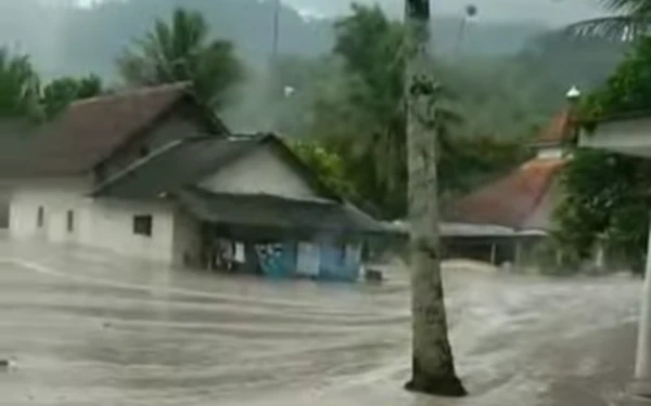 Thumbnail Berita - Lahar Material Semeru Landa Dusun Sumberlangep, 137 KK Mengungsi