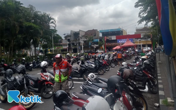 Thumbnail Berita - Uji Coba Portal Parkir Alun-alun Kota Batu Picu Protes PKL: Pendapatan Turun, Kebijakan Minta Dikaji Ulang