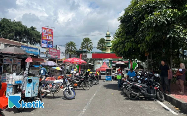 Thumbnail Berita - Akses Jalan Umum Alun-alun Kota Batu Diportal Parkir, Penyandang Disabilitas Tak Bisa Masuk Area Kuliner Bagian Dalam