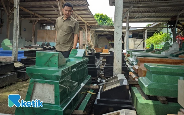 Pengrajin Batu Nisan di Pacitan Bertahan Lebih dari Satu Dekade Walau Sepi Orderan