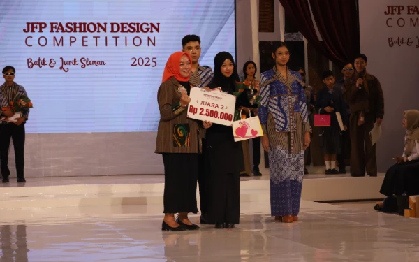 Sleman Pamerkan Kekuatan Batik dan Lurik, 15 Desainer Muda Nasional Perebutkan Mahkota Jogja Fashion Parade 2025